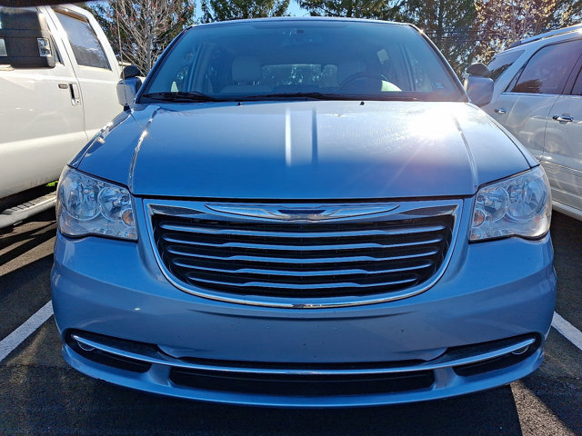 Used 2016 Chrysler Town & Country Touring w/ Driver Convenience Group image 2