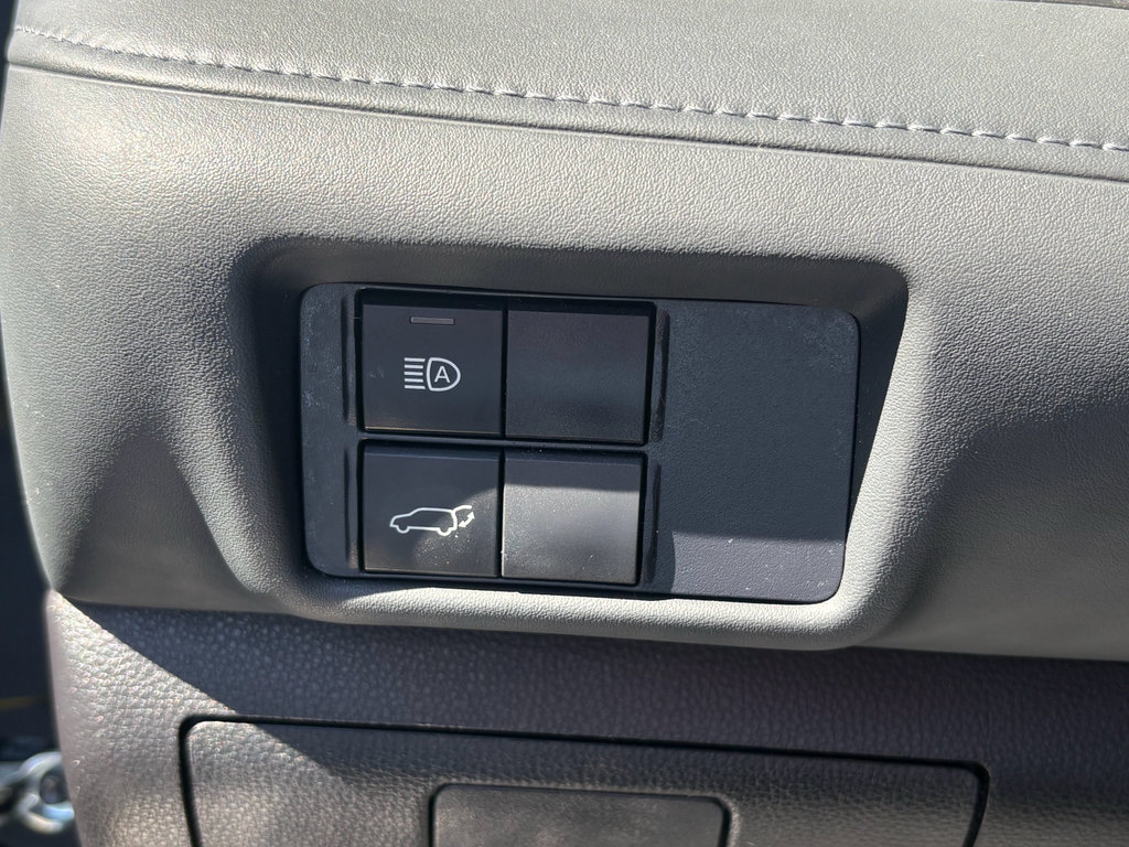 Used 2021 Toyota Highlander XLE image 12