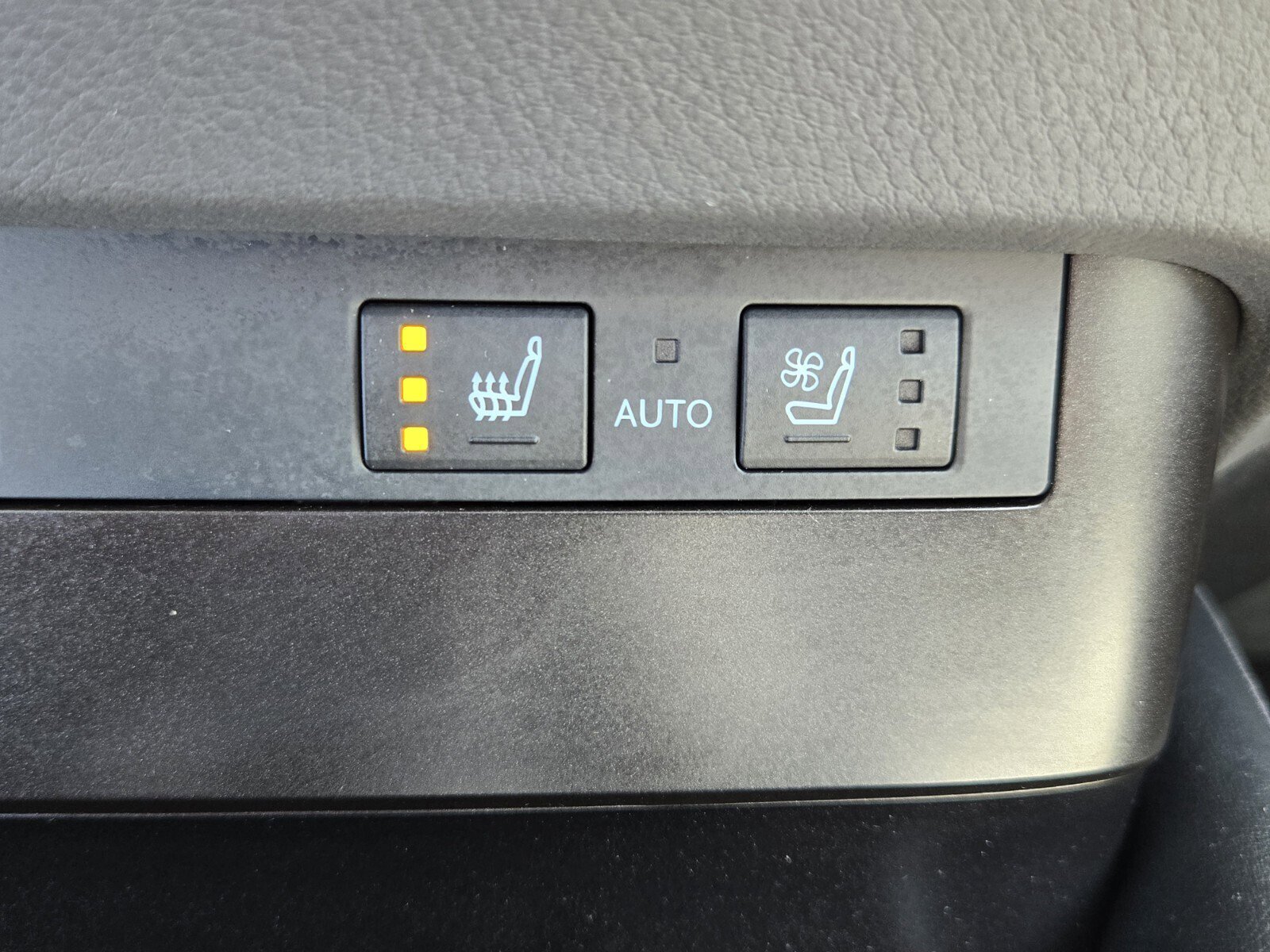 Certified 2025 Lexus ES 300h w/ Premium Package image 22