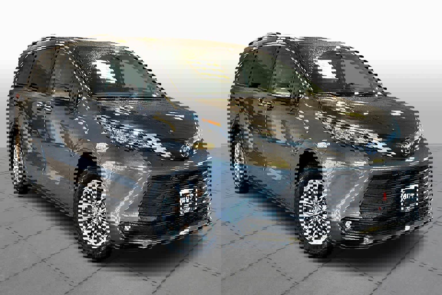 Used 2025 Toyota Sienna XLE w/ XLE Plus Package image 3