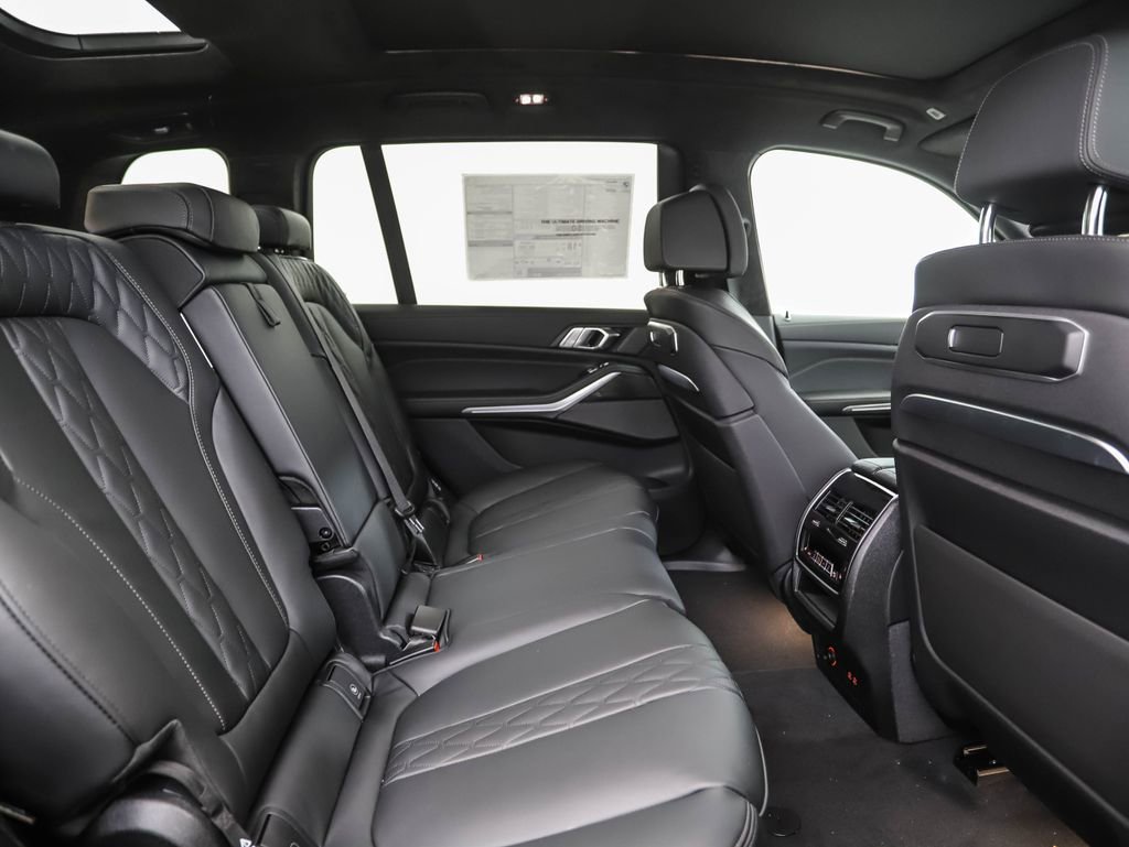 Used 2025 BMW X7 M60i image 28