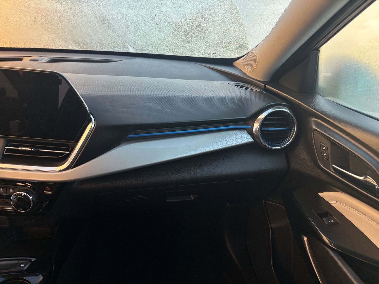 Used 2025 Chevrolet Trax LT image 35