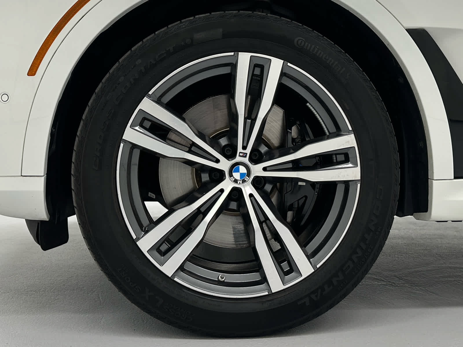 Used 2023 BMW X7 xDrive40i w/ M Sport Package AWD/4WD image 9