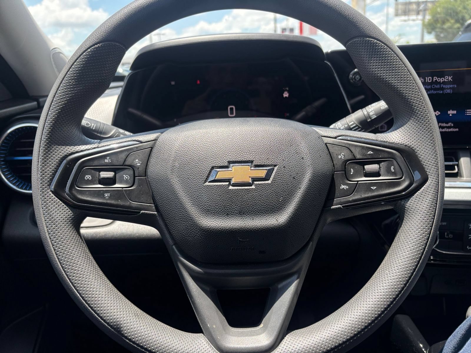 Used 2025 Chevrolet Trax LT FWD image 27