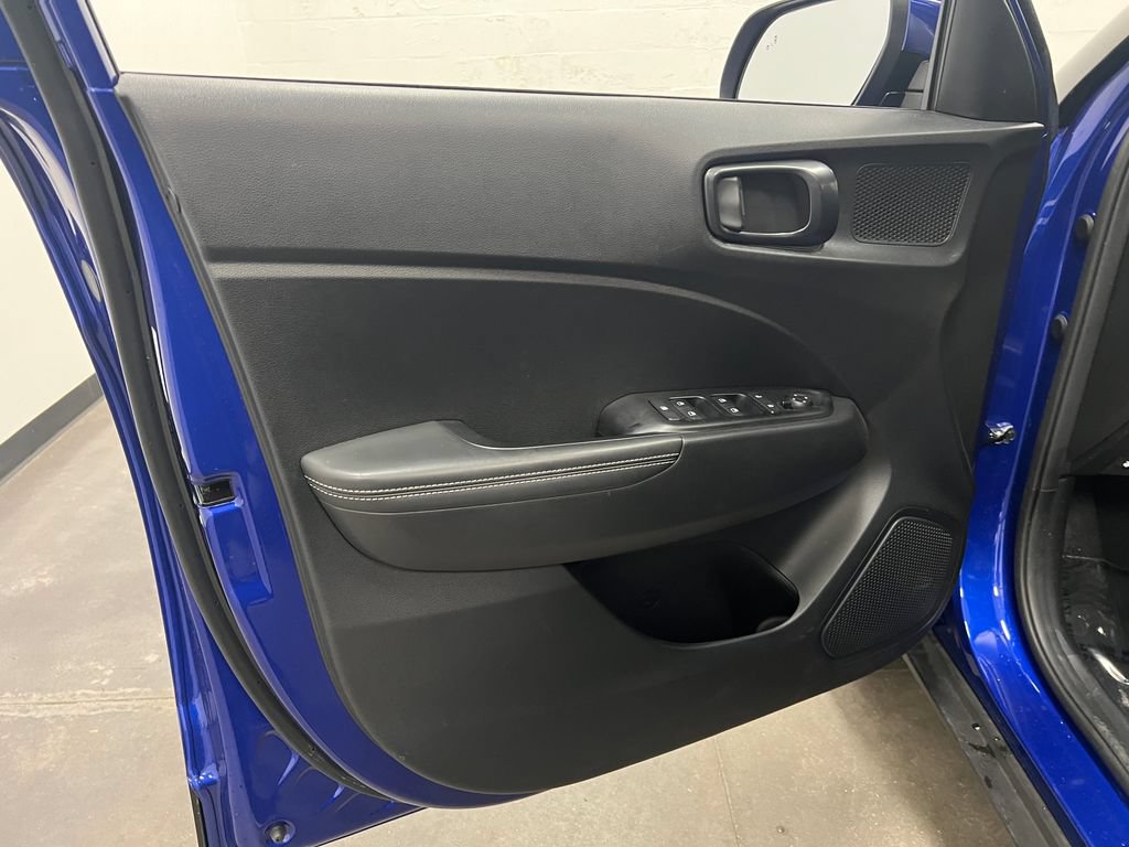 Used 2025 Hyundai Venue Limited FWD image 12