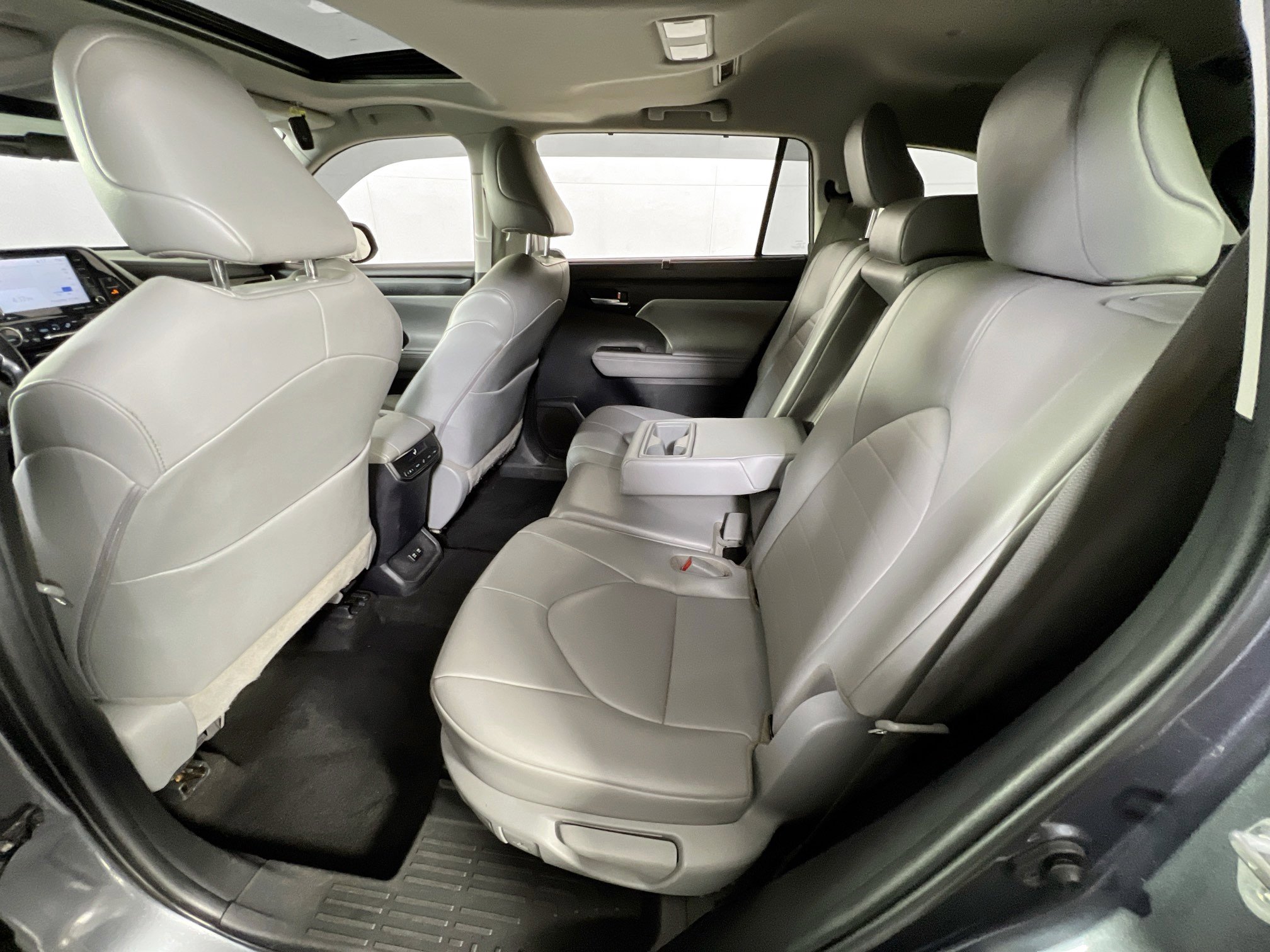 Used 2020 Toyota Highlander XLE image 24