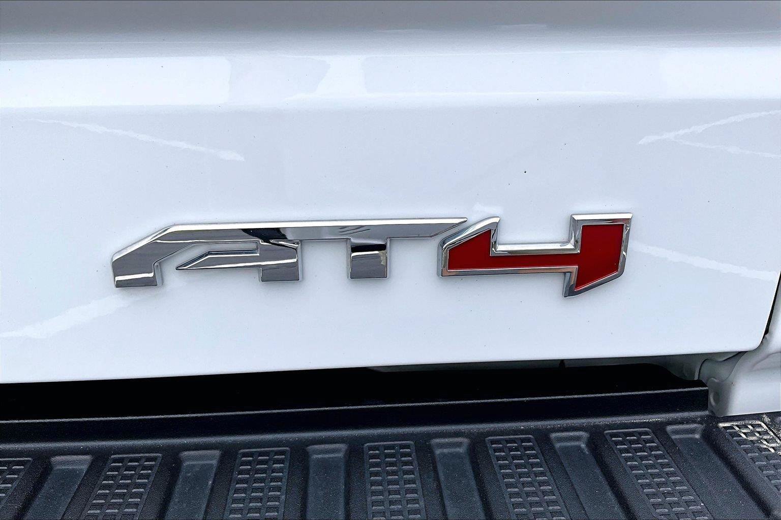 Used 2024 GMC Sierra 1500 AT4 w/ Technology Package AWD/4WD image 9