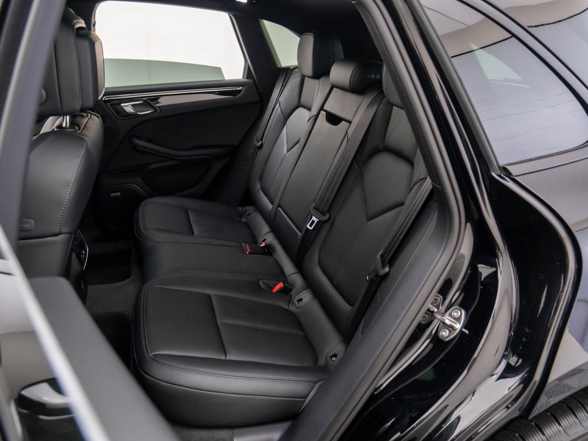 Certified 2026 Porsche Macan AWD/4WD image 18