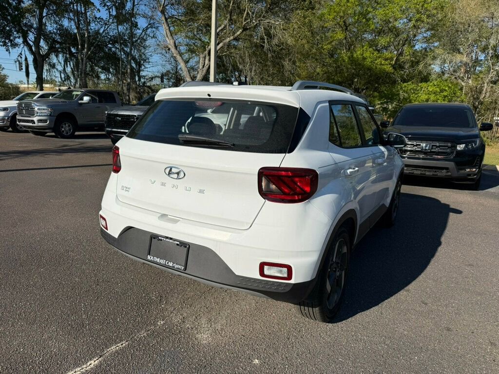 Used 2025 Hyundai Venue SEL image 11