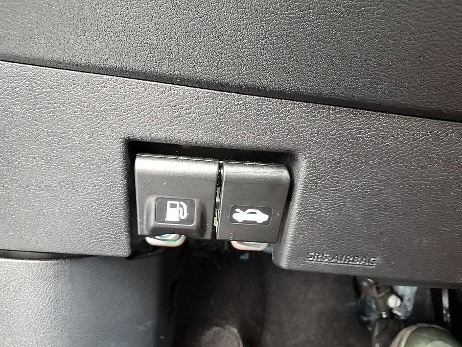 Used 2025 Nissan Versa SV FWD image 31