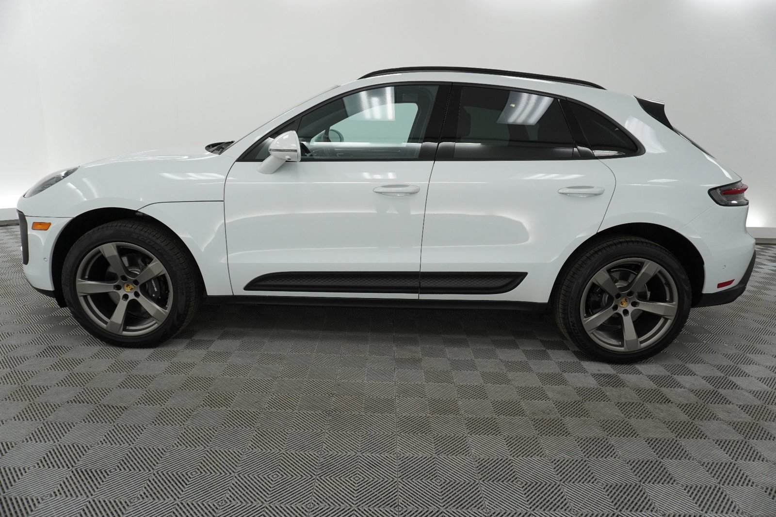Certified 2025 Porsche Macan AWD/4WD image 2