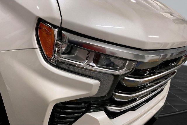 Used 2024 Chevrolet Silverado 1500 High Country w/ Technology Package AWD/4WD image 31