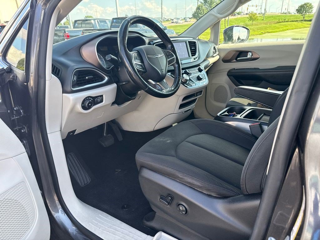 Used 2019 Chrysler Pacifica Touring Plus w/ Tire & Wheel Group FWD image 18