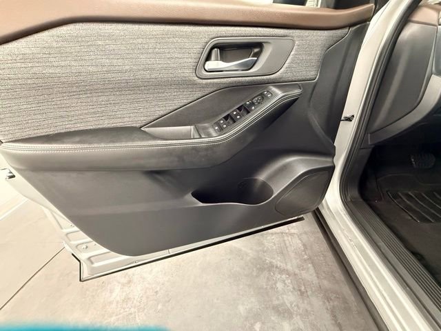 Used 2023 Nissan Rogue SV FWD image 17