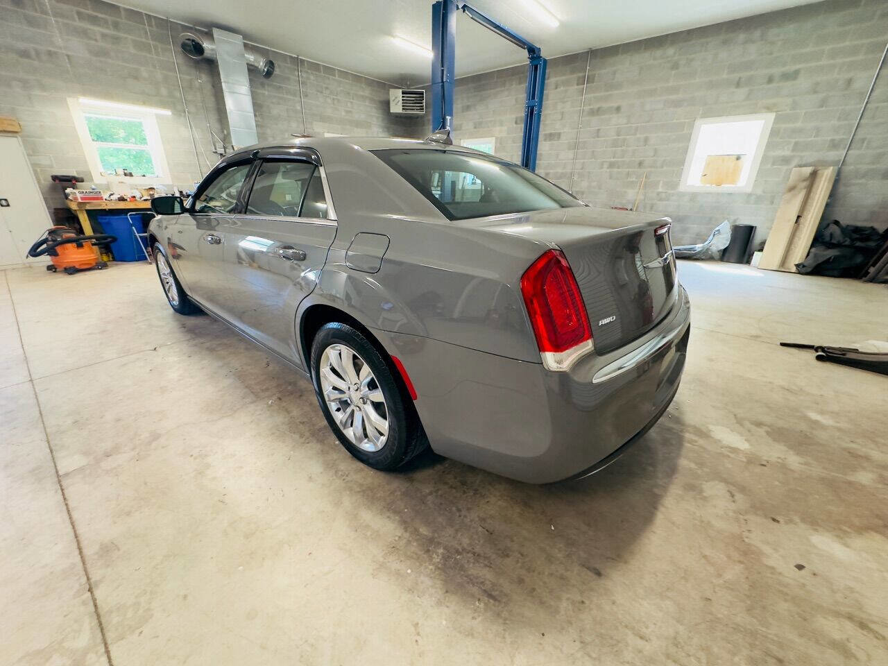 Used 2018 Chrysler 300 Touring L AWD/4WD image 4