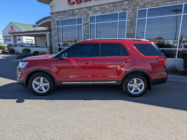 Used 2016 Ford Explorer XLT image 2