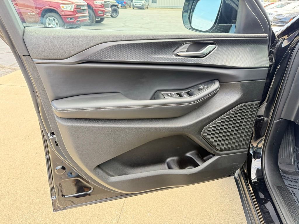 Used 2025 Jeep Grand Cherokee Altitude image 13