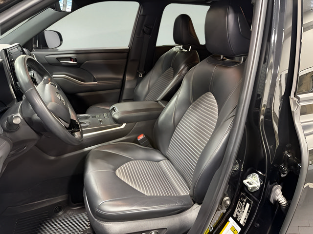 Used 2022 Toyota Highlander XSE FWD image 11