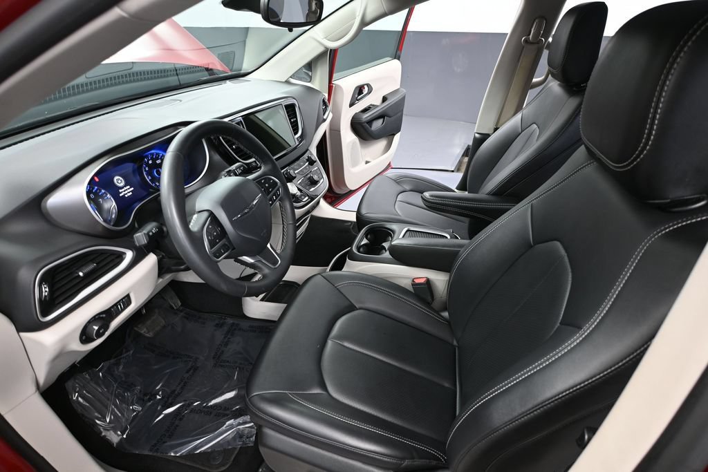 Used 2024 Chrysler Pacifica Touring-L FWD image 21