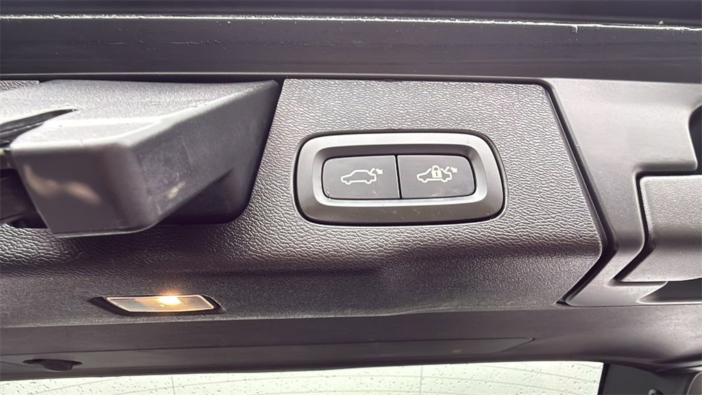 Certified 2025 Volvo XC60 B5 Plus image 30