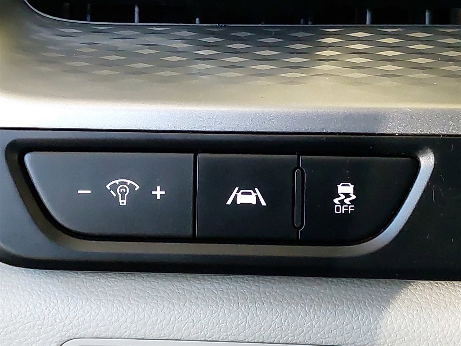 Used 2024 Kia Carnival LX image 30