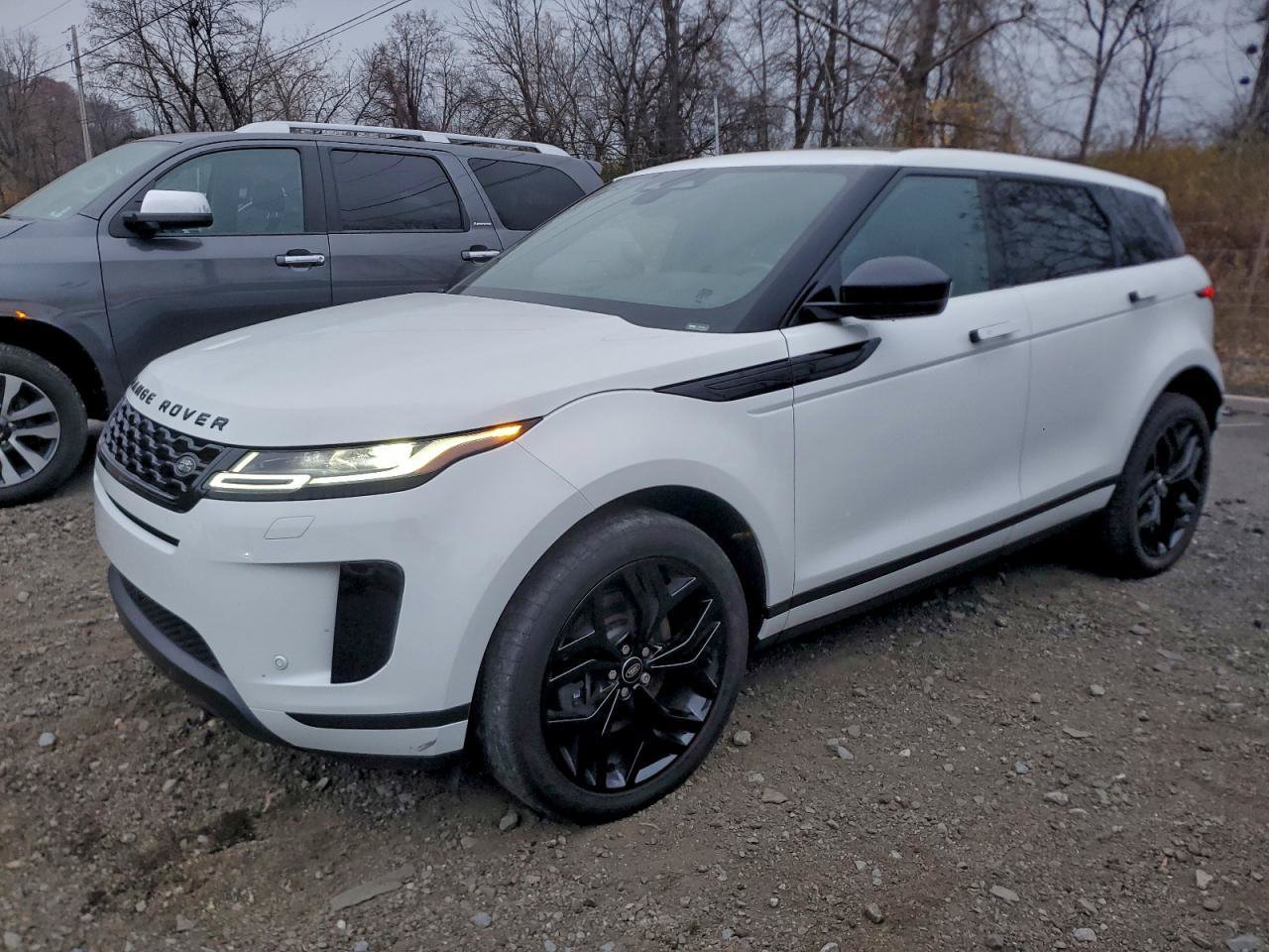 Used 2023 Land Rover Range Rover Evoque SE AWD/4WD image 2