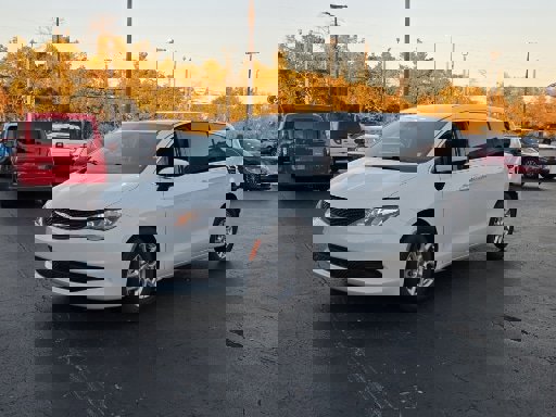 Used 2023 Chrysler Voyager LX image 10