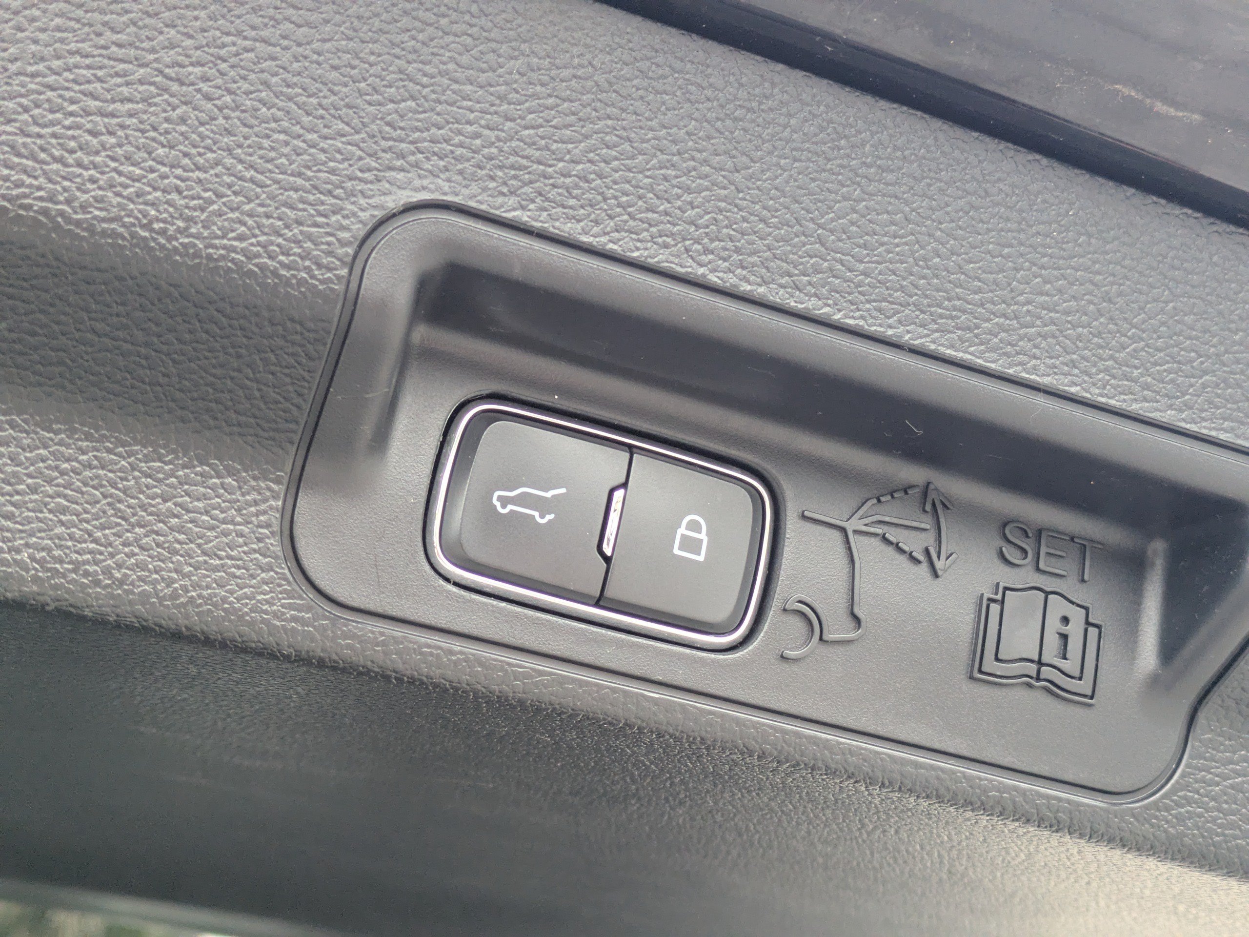 Used 2023 Ford Explorer XLT AWD/4WD image 12