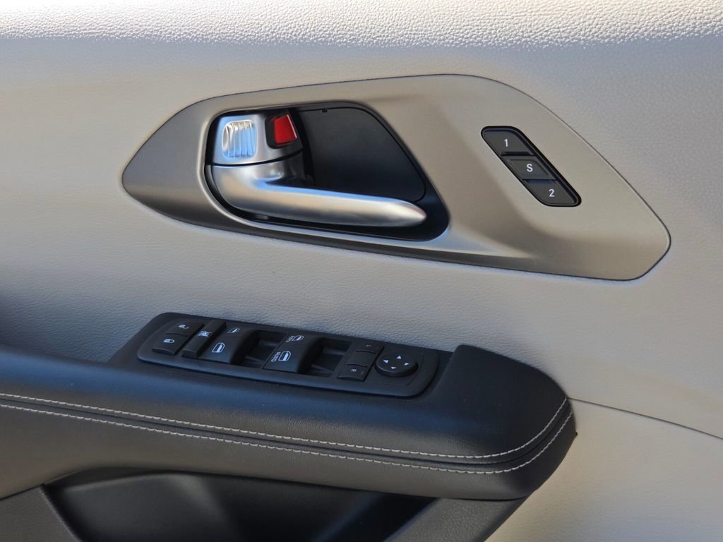 Used 2022 Chrysler Pacifica Touring-L image 27