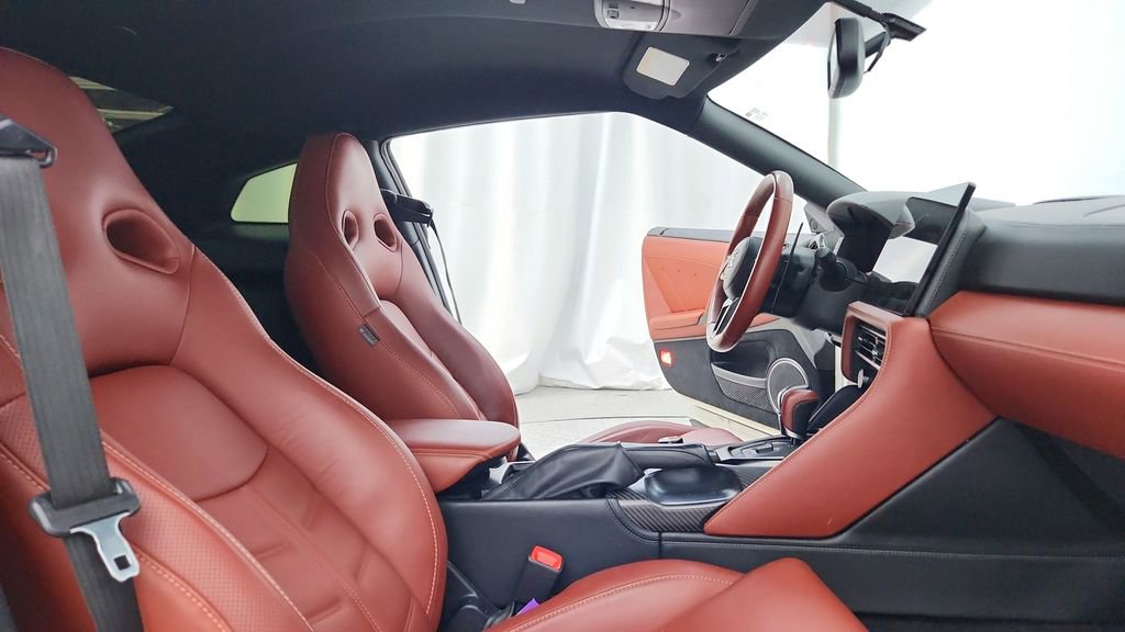 Used 2017 Nissan GT-R Premium w/ Premium Interior Package image 47