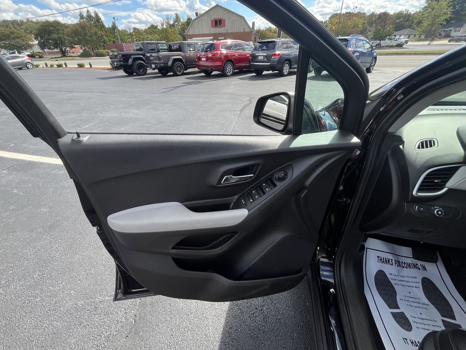 Used 2020 Chevrolet Trax LT w/ LT Convenience Package image 7