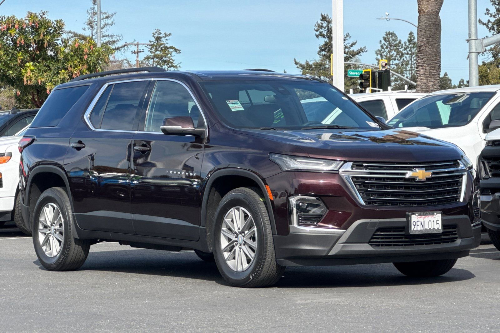 Used 2023 Chevrolet Traverse LT image 2