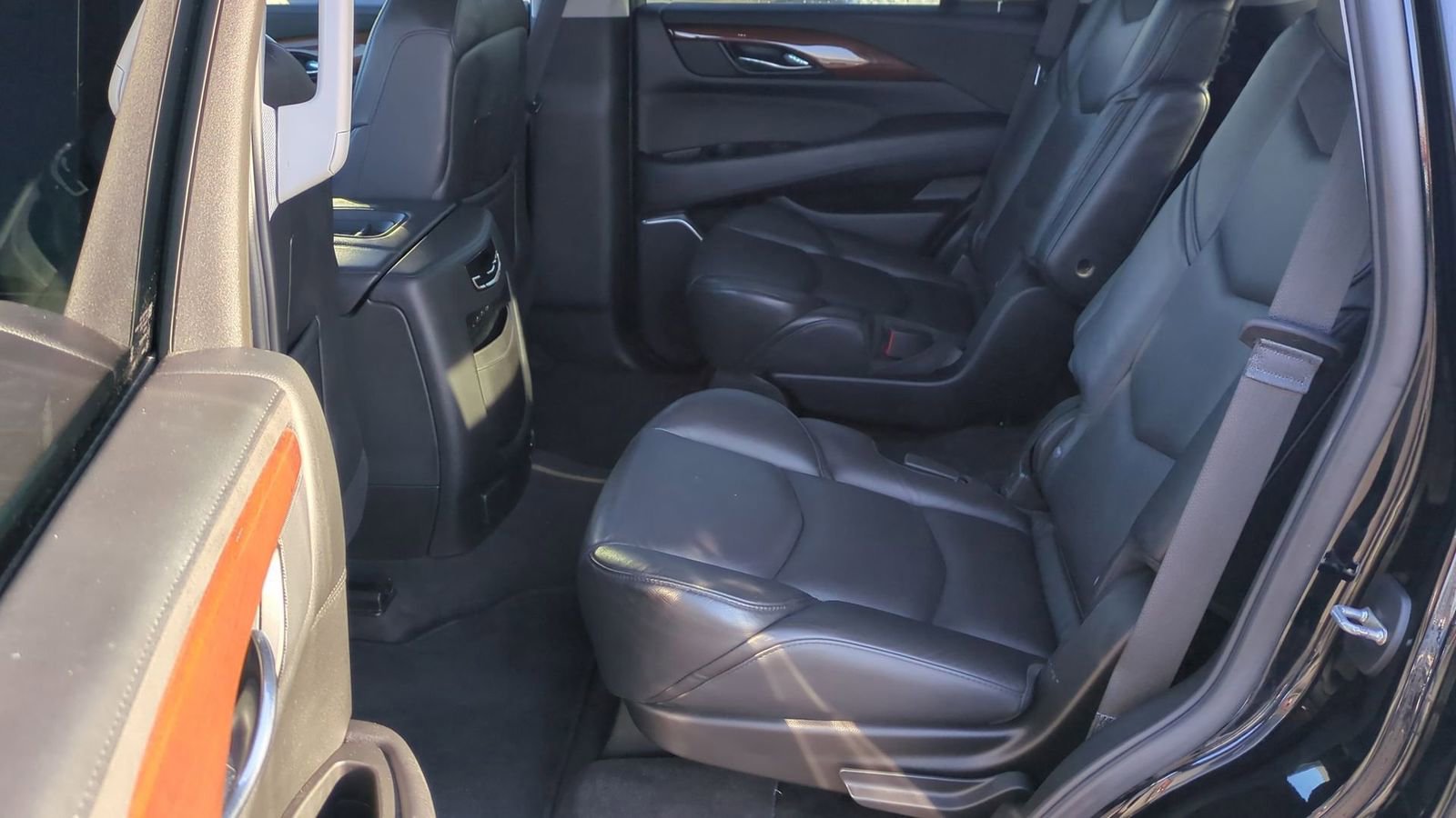 Used 2020 Cadillac Escalade Premium Luxury w/ Escalade Sport Edition image 18