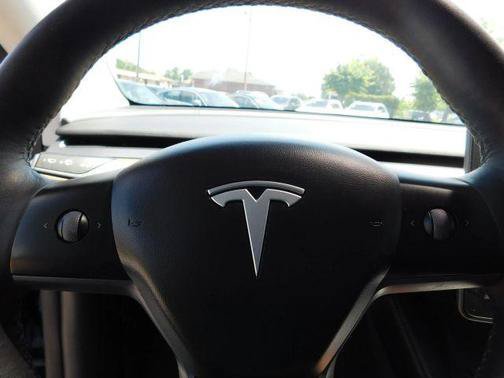 Used 2021 Tesla Model Y Long Range AWD/4WD image 19