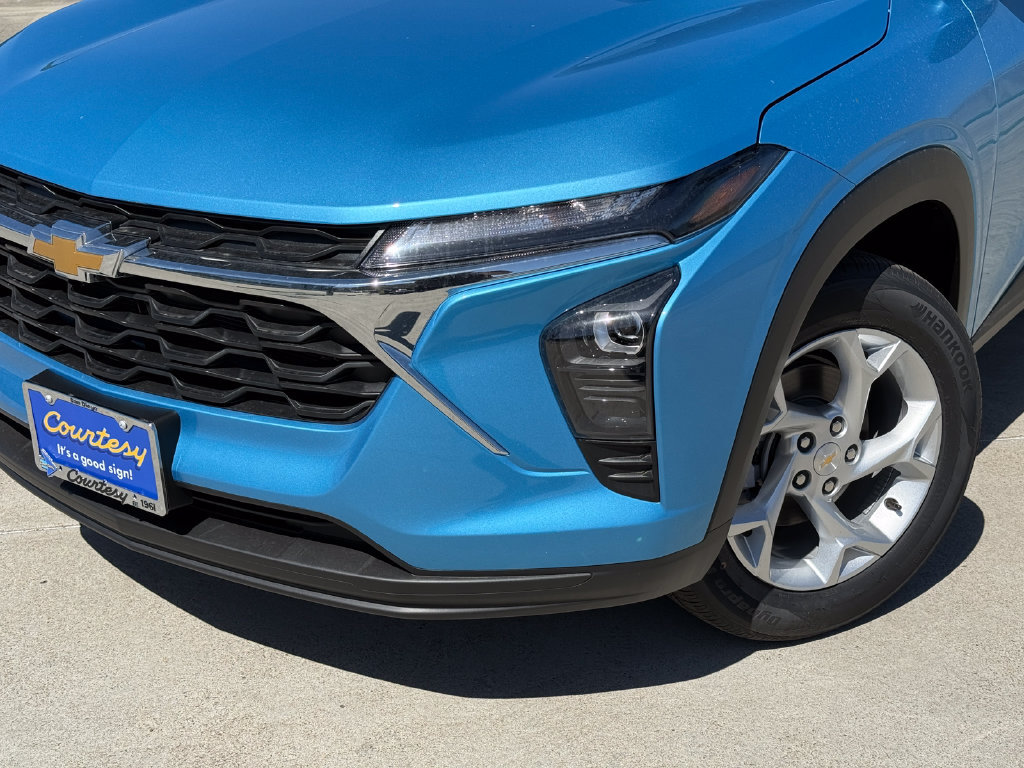 New 2026 Chevrolet Trax LS w/ LS Convenience Package FWD image 3