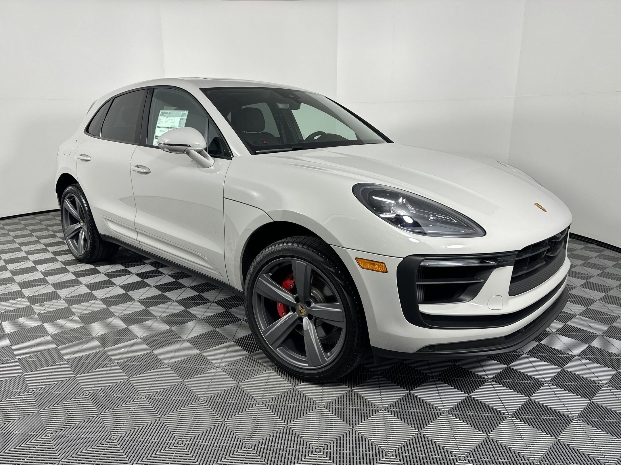 Certified 2025 Porsche Macan S image 9