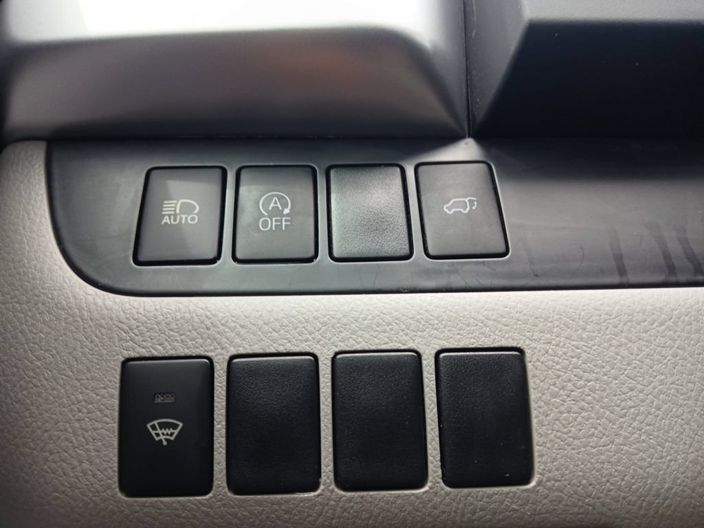 Used 2017 Toyota Highlander Plus FWD image 20