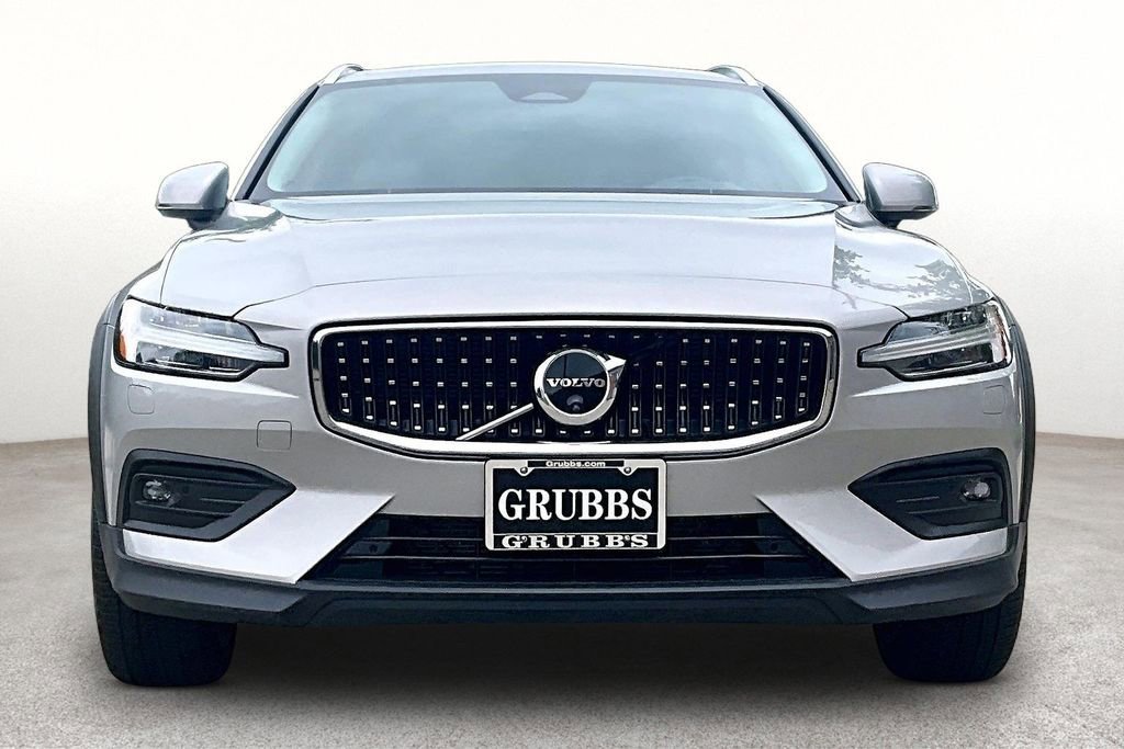 Used 2025 Volvo V60 B5 Cross Country Plus AWD/4WD image 4