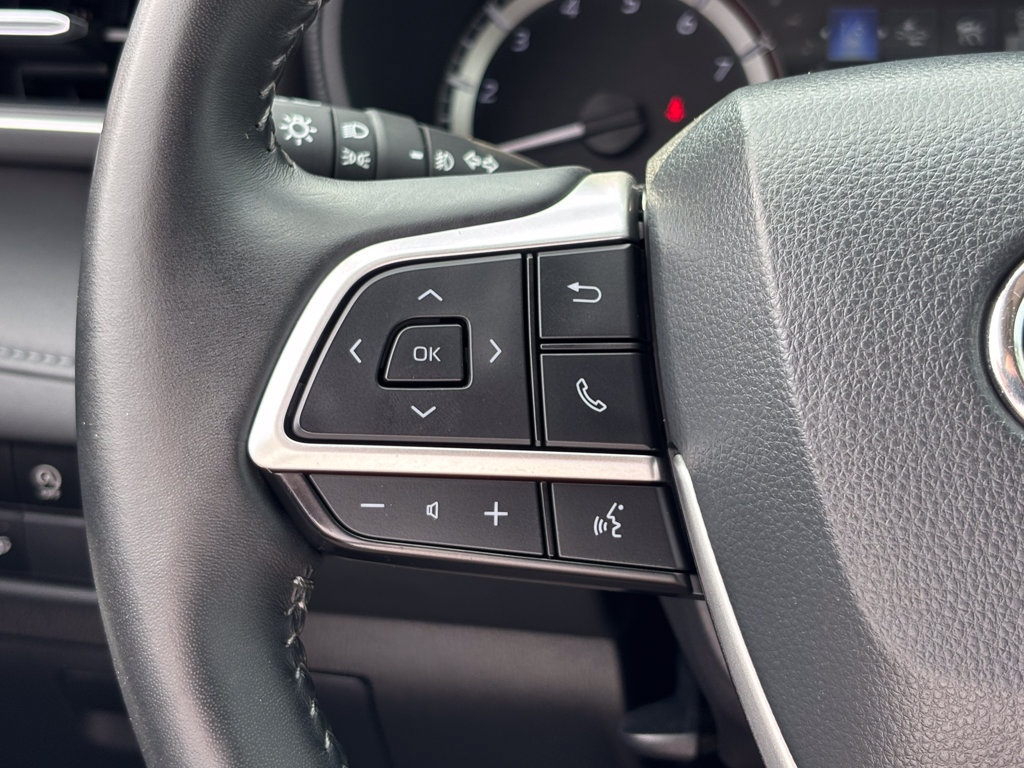 Used 2025 Toyota Highlander LE FWD image 27
