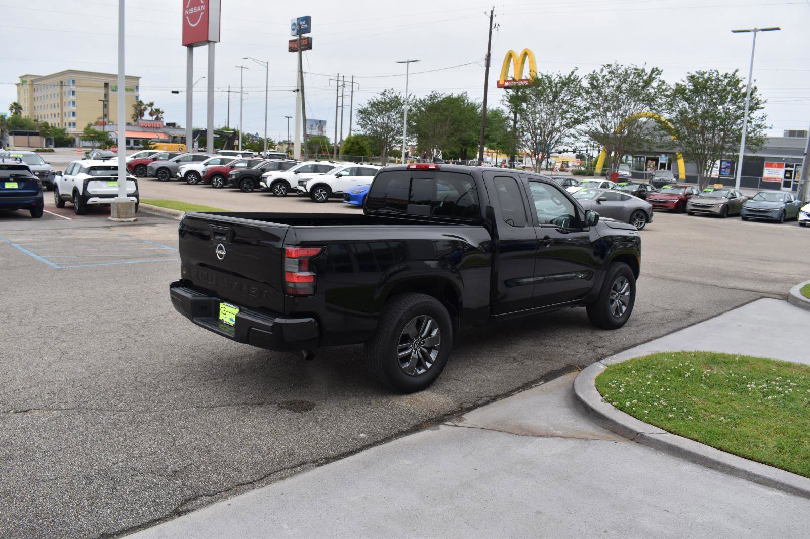 Used 2025 Nissan Frontier SV image 11