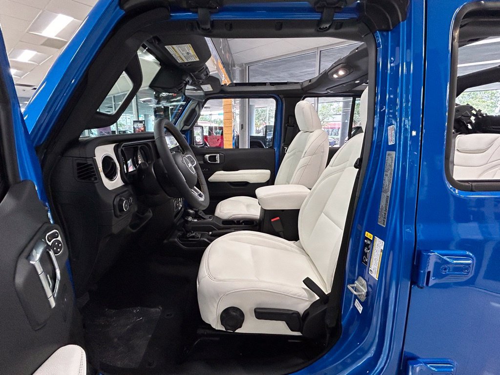 Used 2024 Jeep Wrangler Unlimited Sahara AWD/4WD image 9