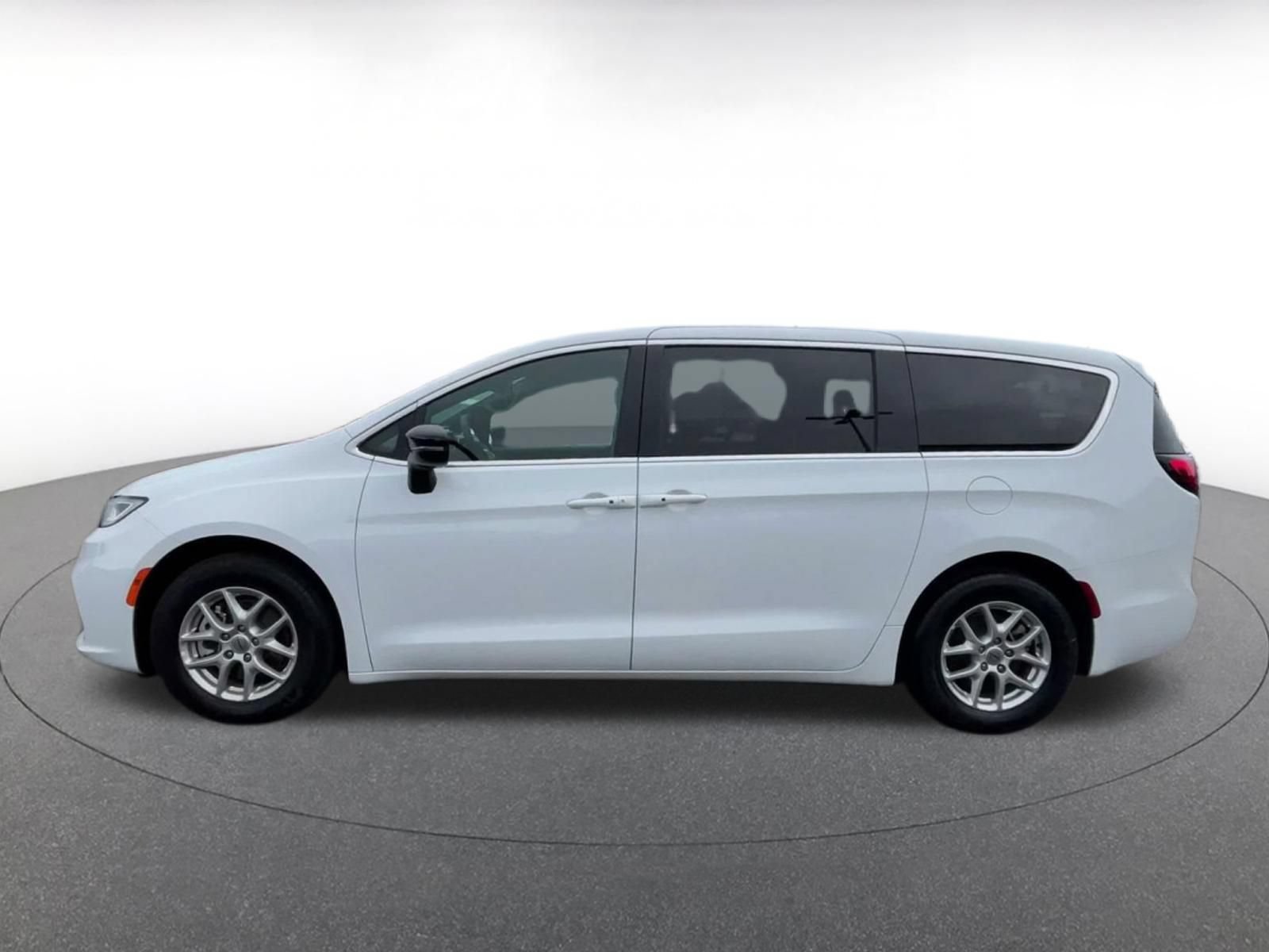 Used 2025 Chrysler Pacifica Select FWD image 8