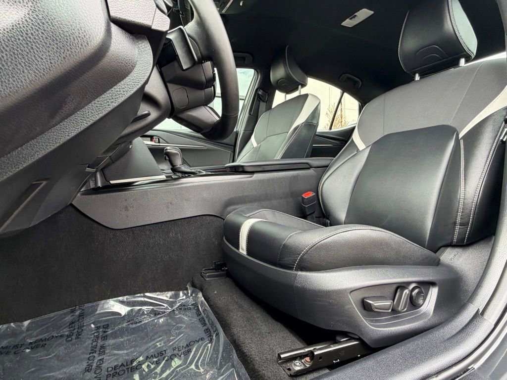 Used 2025 Toyota Camry SE FWD image 9