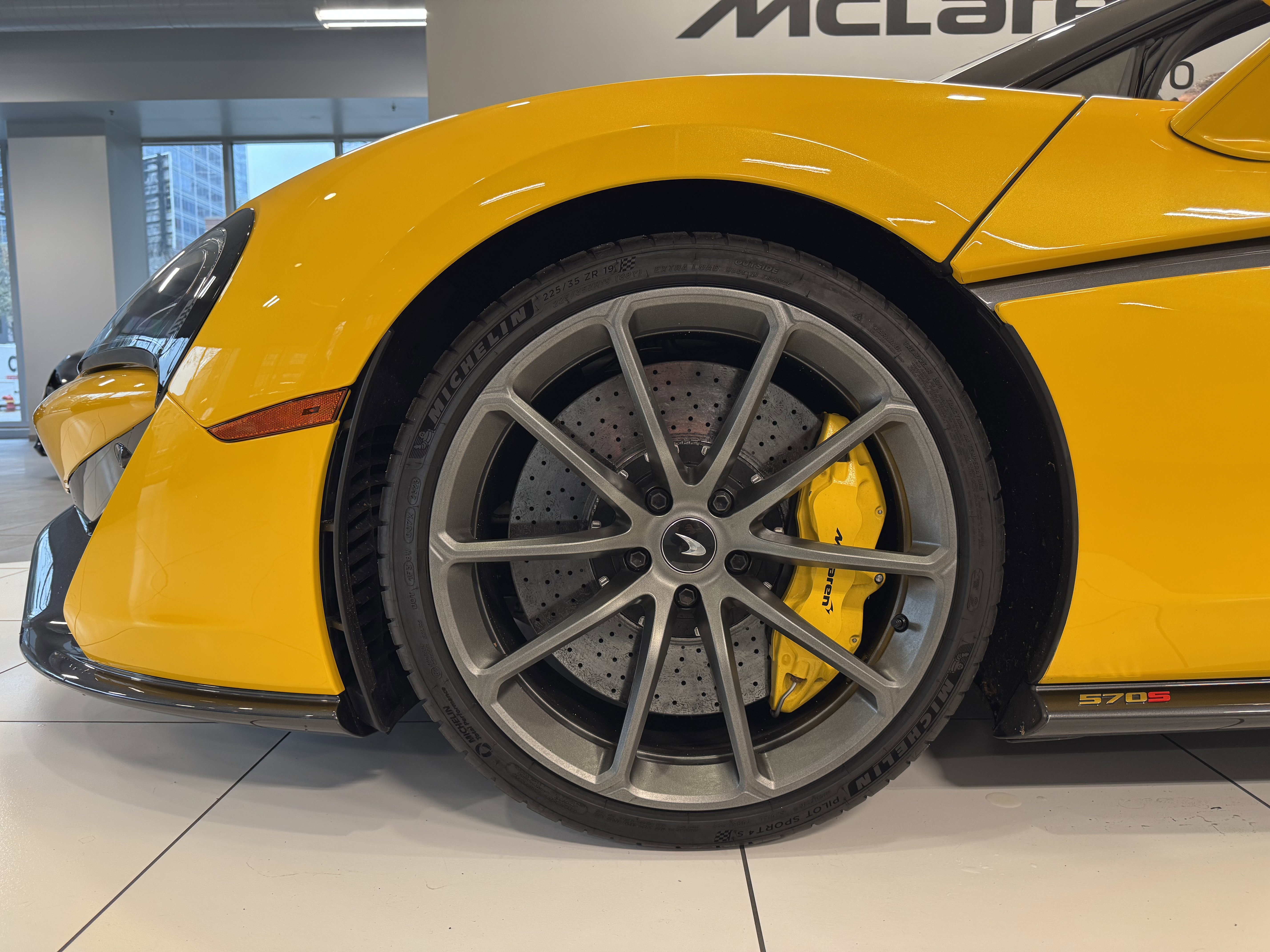 Used 2020 McLaren 570S Spider image 19