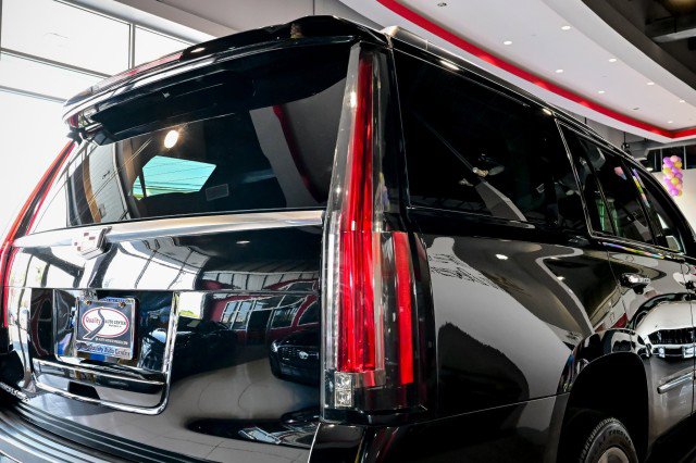 Used 2017 Cadillac Escalade Luxury AWD/4WD image 11