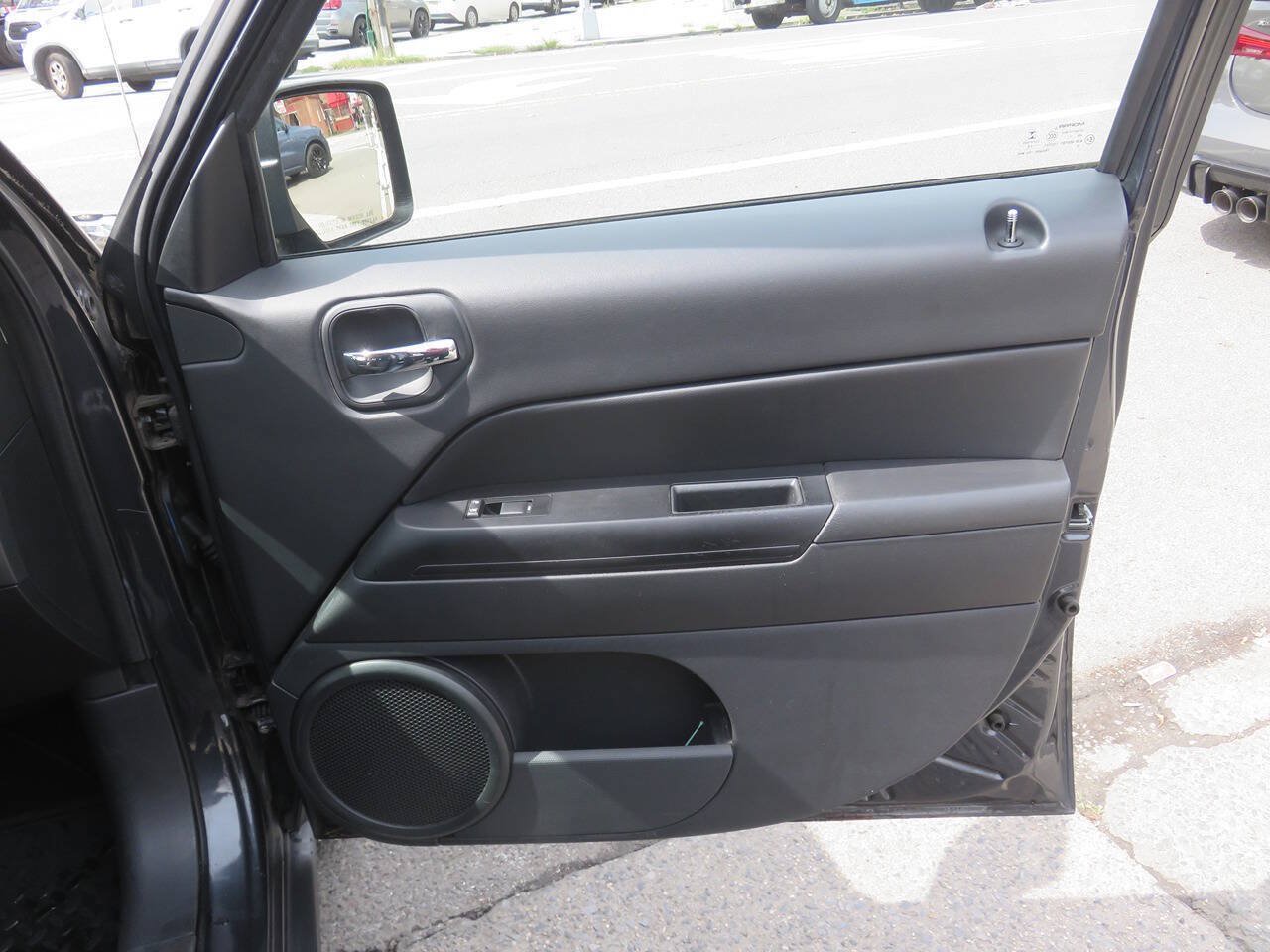 Used 2014 Jeep Patriot Latitude AWD/4WD image 24