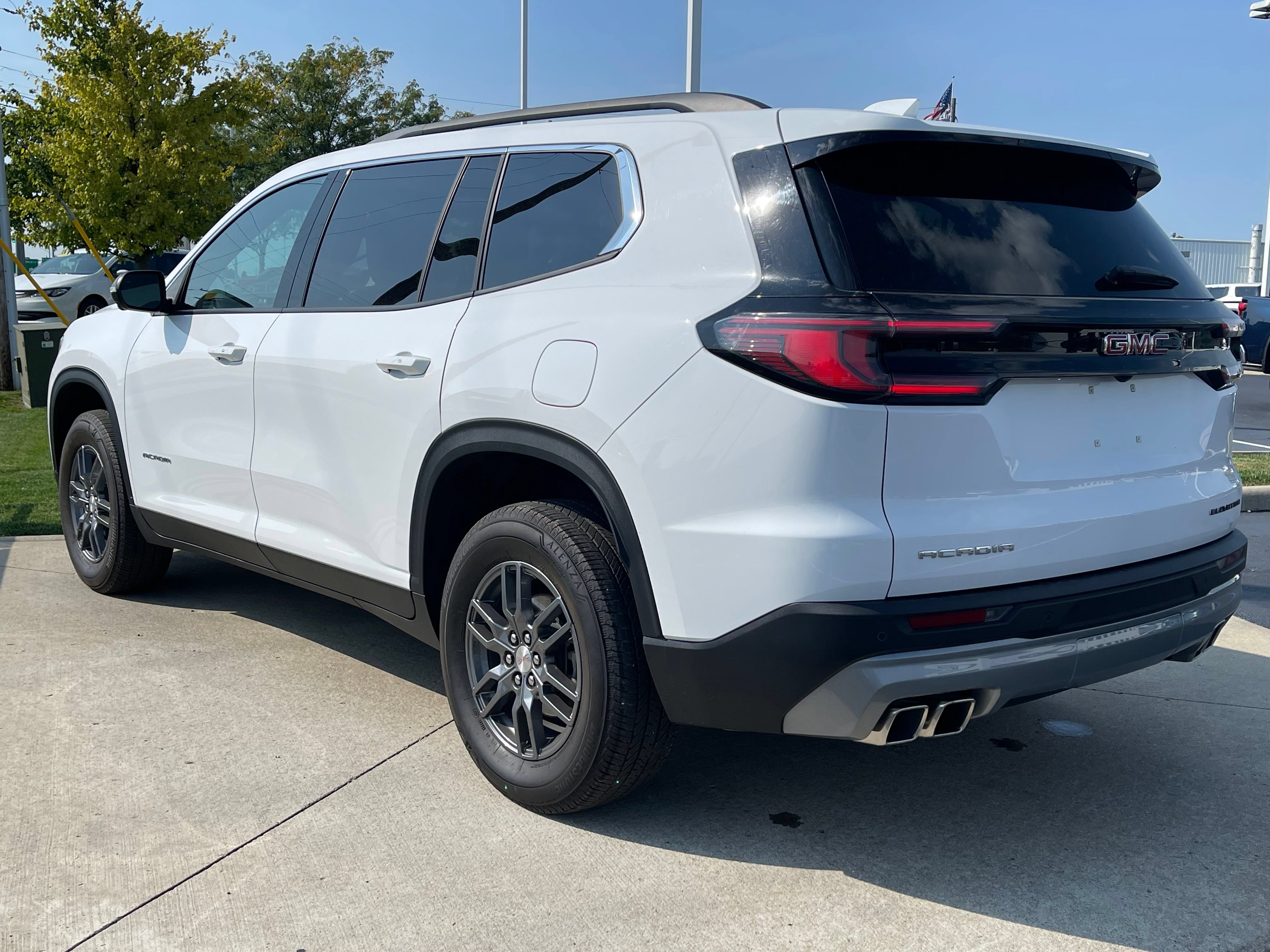 Used 2025 GMC Acadia Elevation FWD image 5
