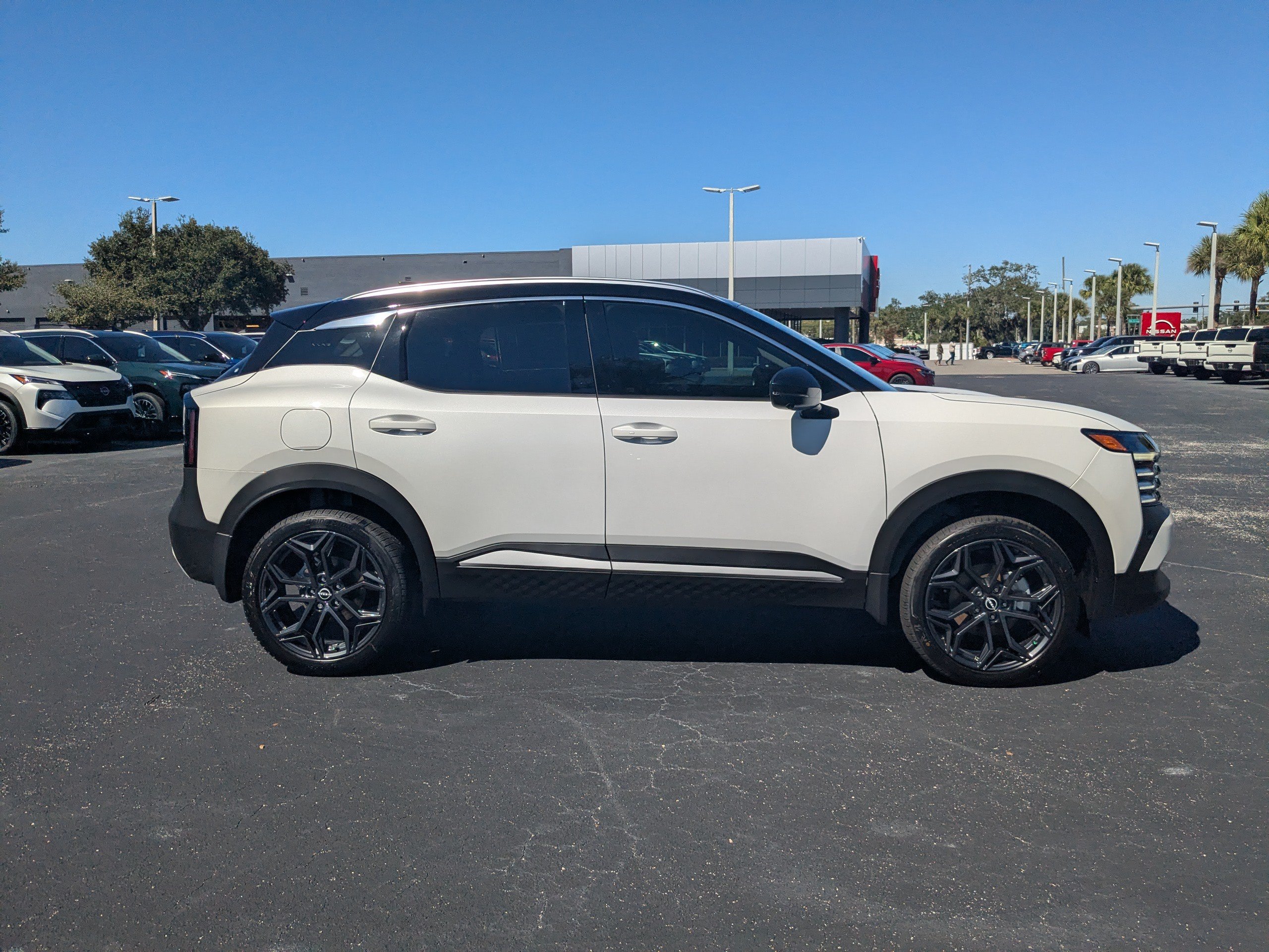 New 2027 Nissan Kicks SR FWD image 3