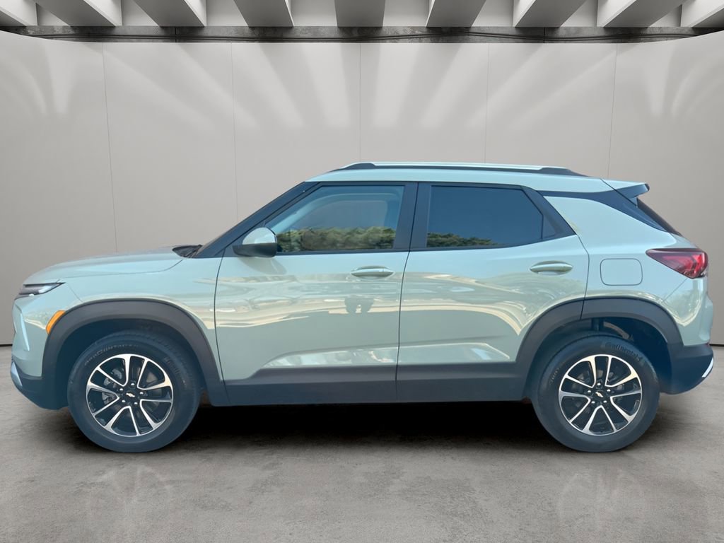 Used 2025 Chevrolet TrailBlazer LT image 2