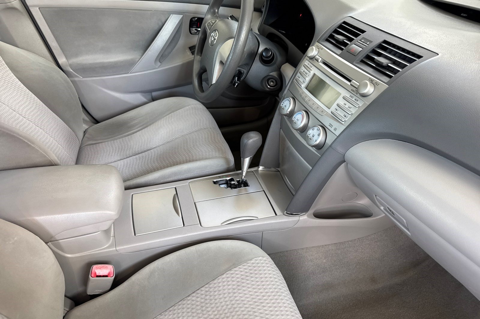 Used 2010 Toyota Camry LE FWD image 19